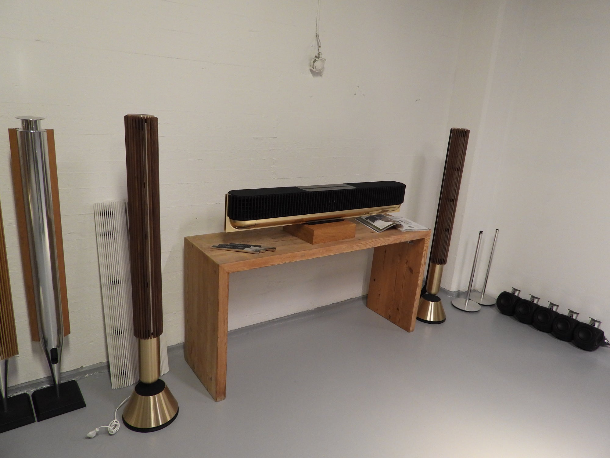 BEOsound Theatre Gold Tone / dark oak – BEOSTÆREN