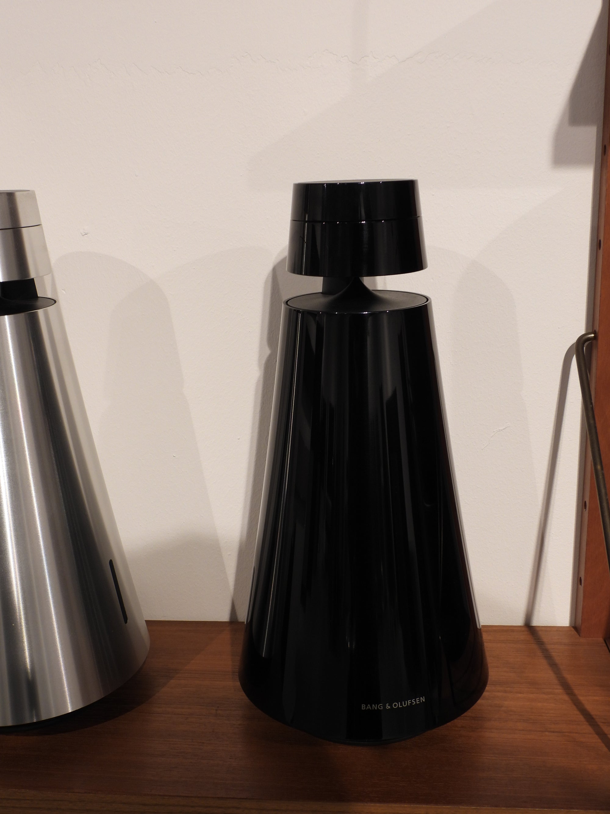 BEOsound 1 Piano Black – BEOSTÆREN