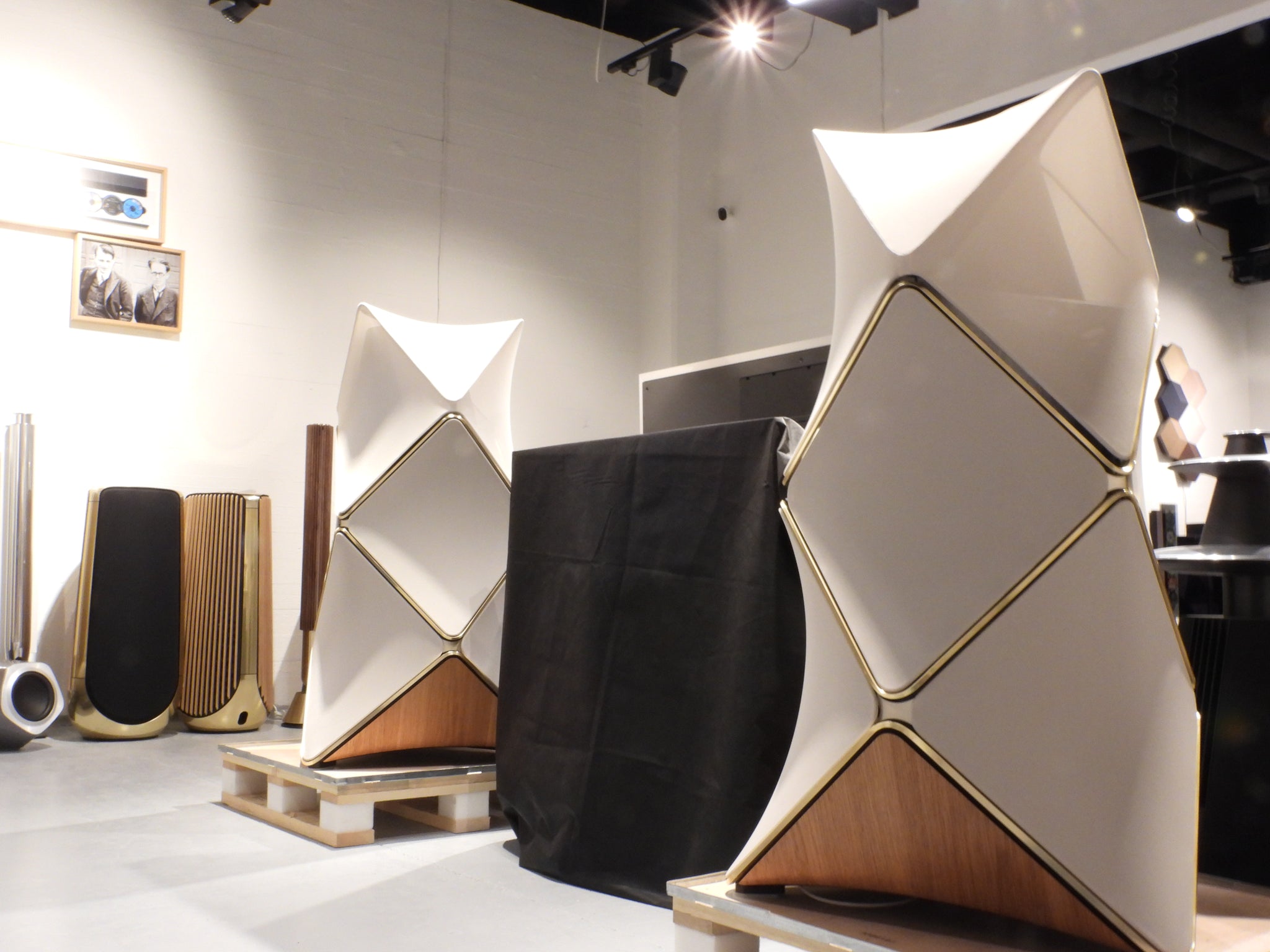 BEOlab 90 Gold Tone / Sand