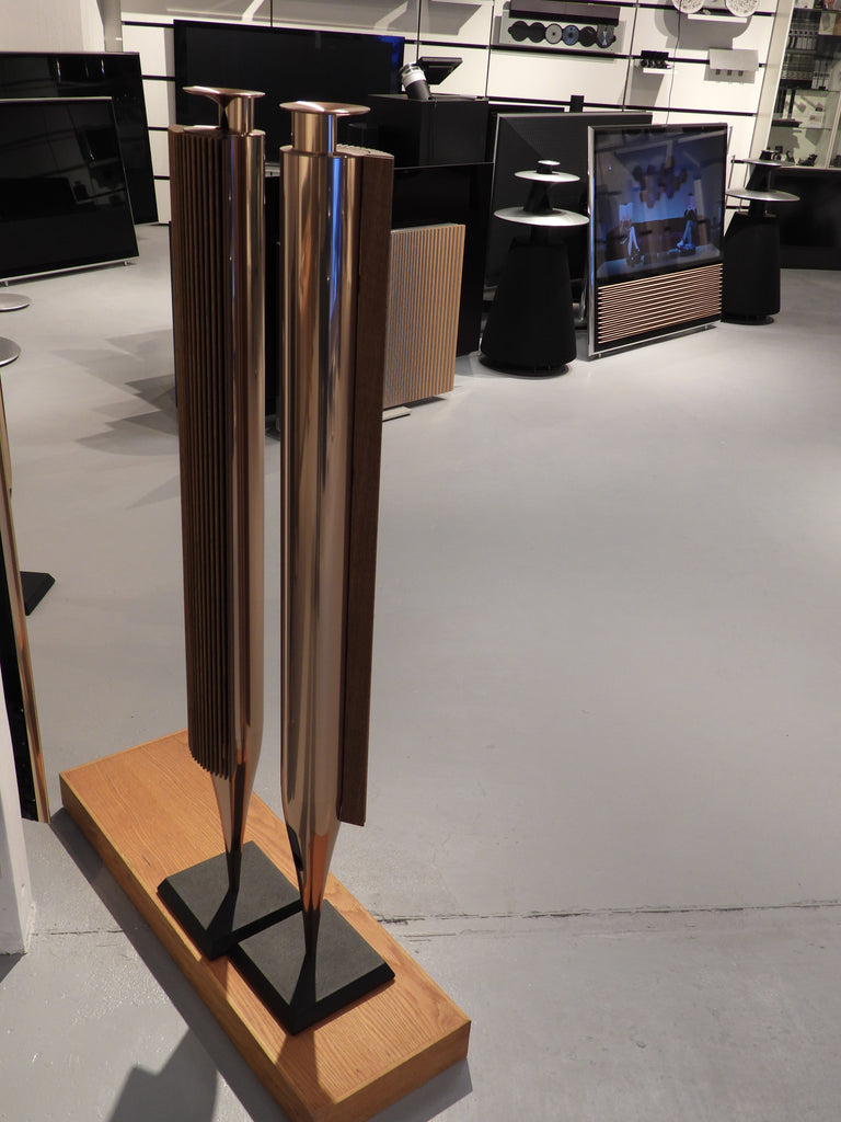 BEOlab 18 Brass Smoked OAK – BEOSTÆREN