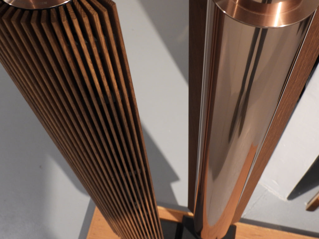 BEOlab 18 Brass Smoked OAK – BEOSTÆREN