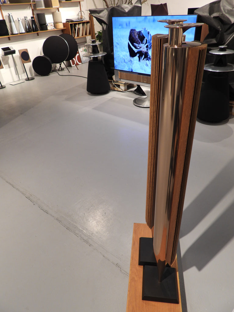 BEOlab 18 Brass Smoked OAK – BEOSTÆREN