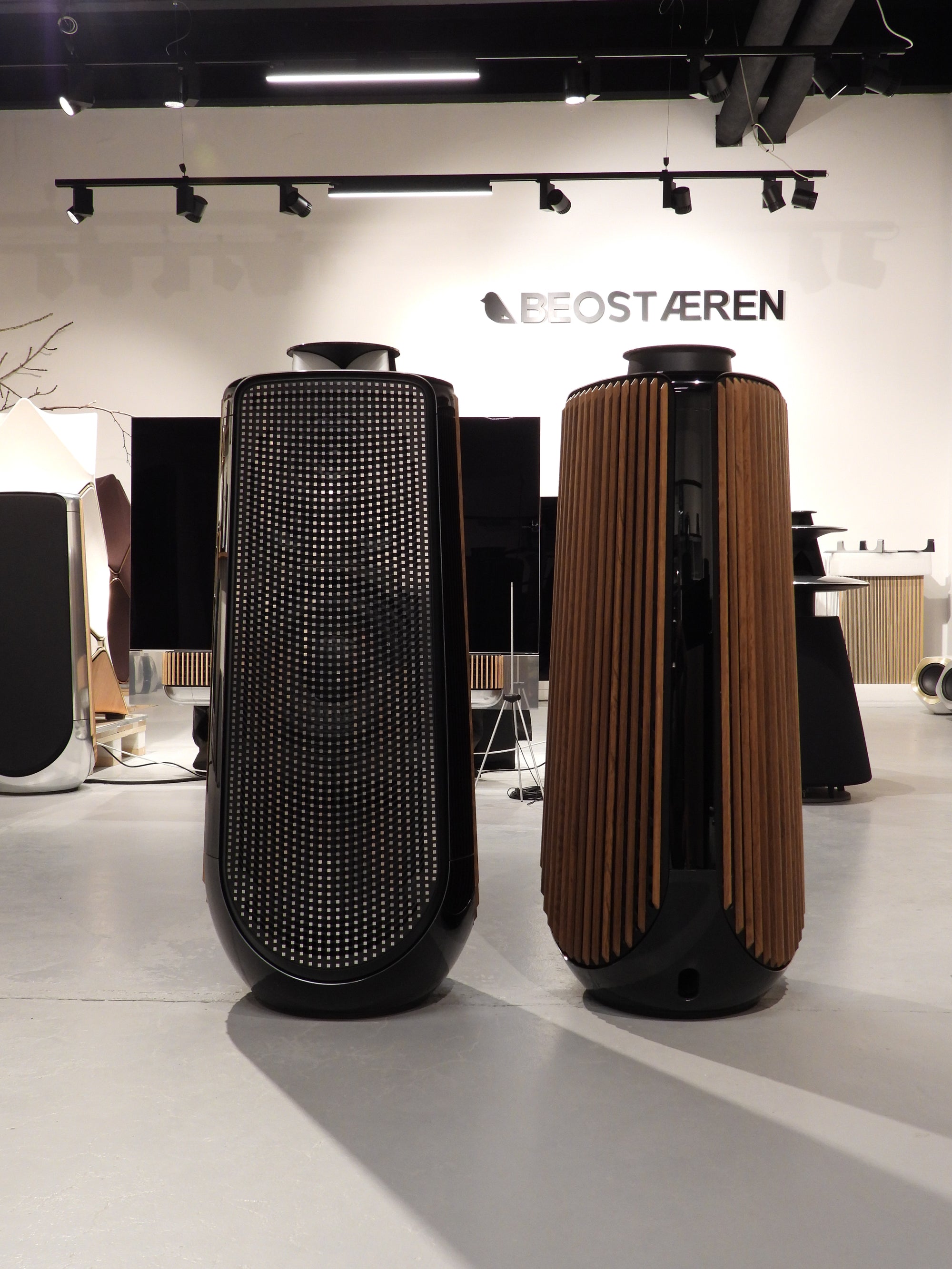 BEOlab 50 Piano Black – BEOSTÆREN