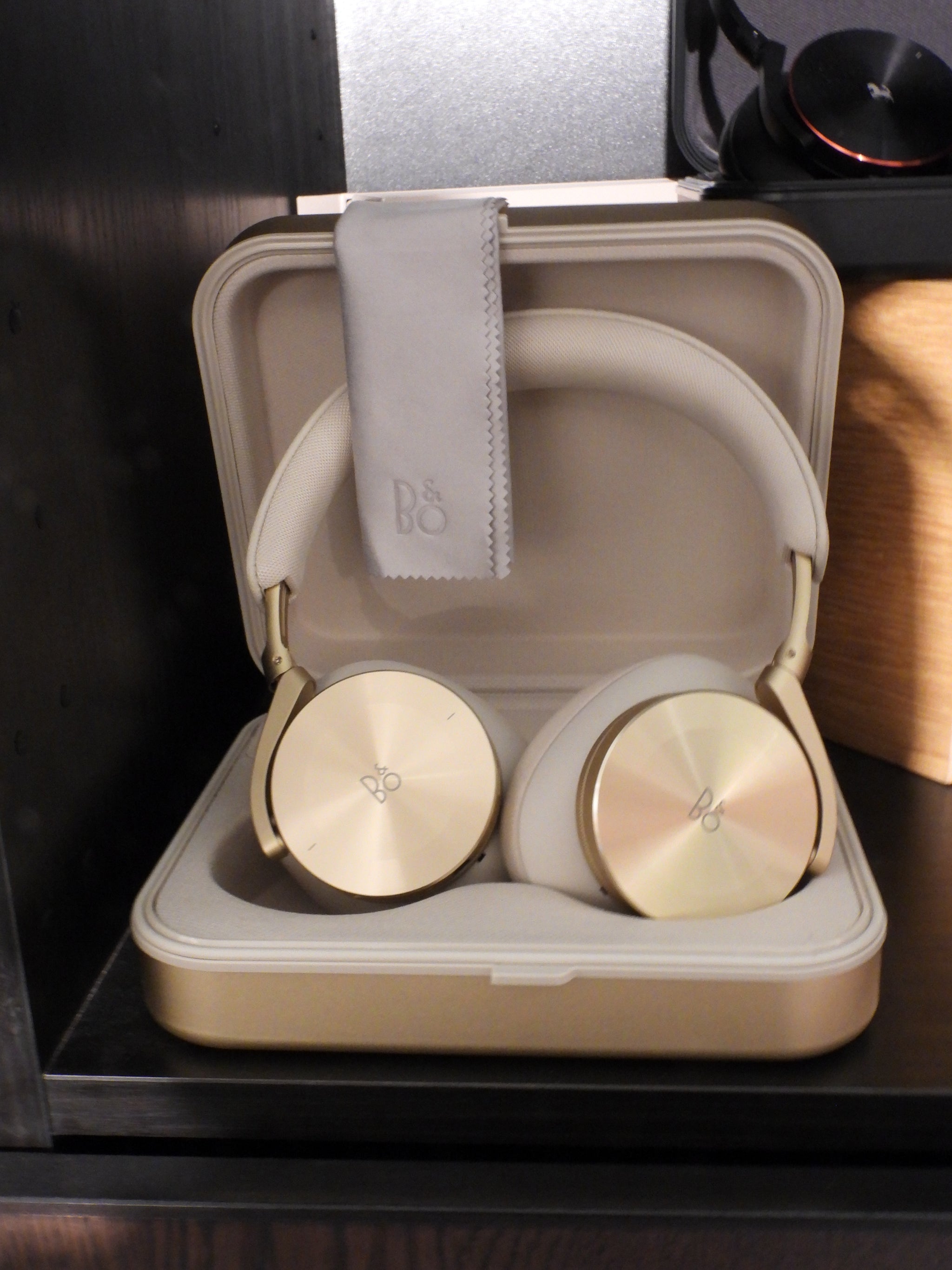 BEOplay H95 ゴールド トーン – BEOSTEREN