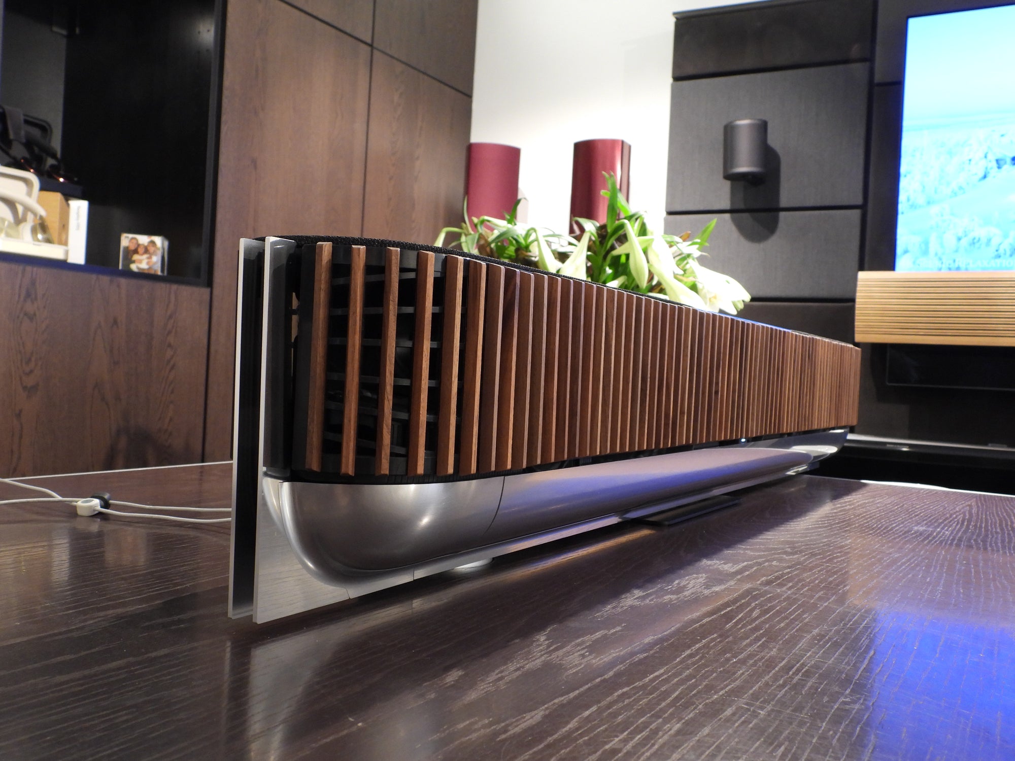 BEOsound Theatre Aluminium / Walnut – BEOSTÆREN
