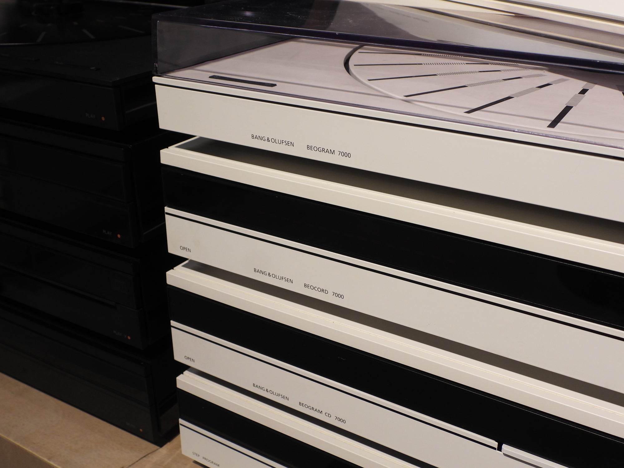 BEOsystem 7000 Hvid Aluminium – BEOSTÆREN