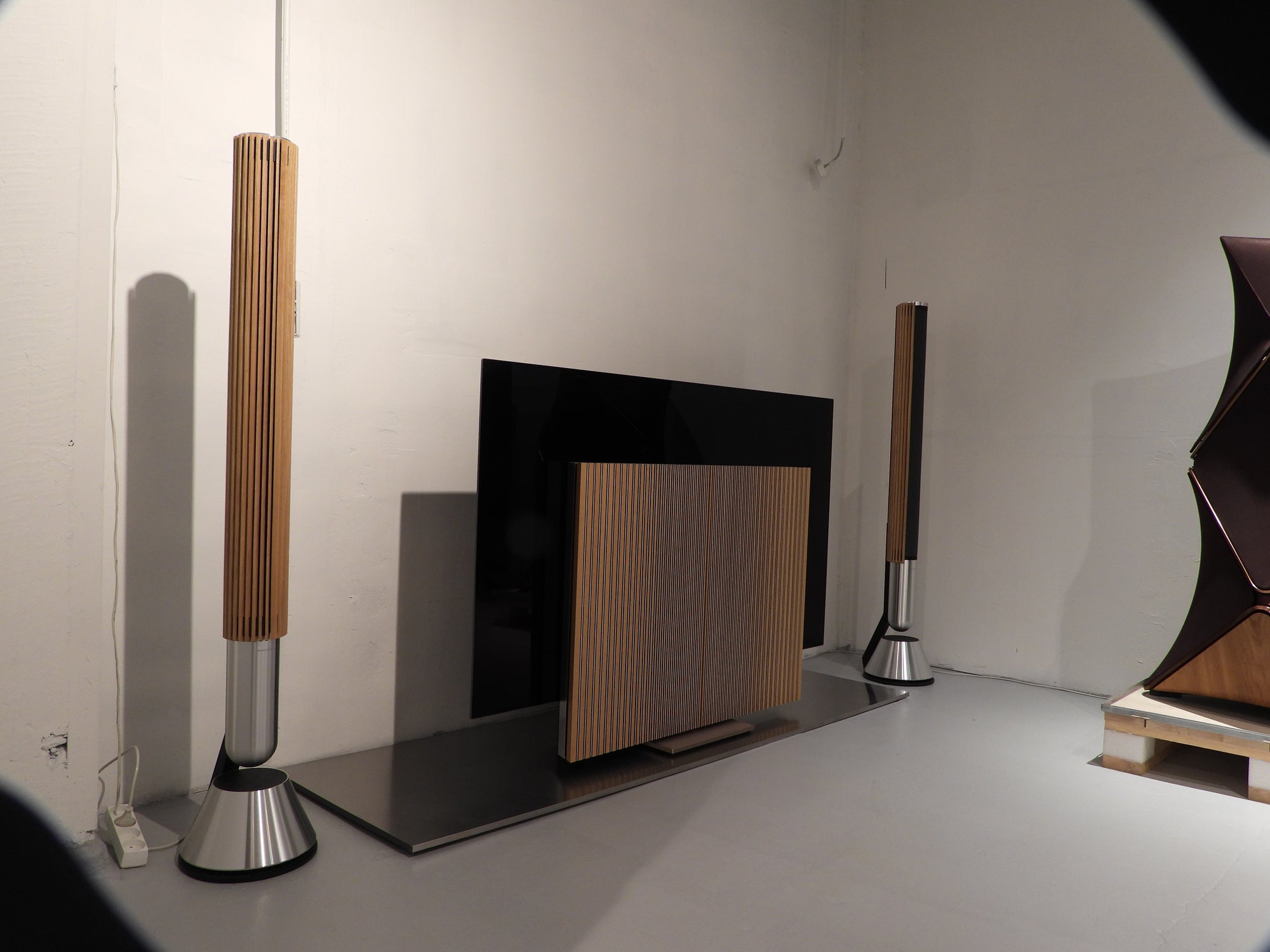BEOlab 28 Aluminium – BEOSTÆREN