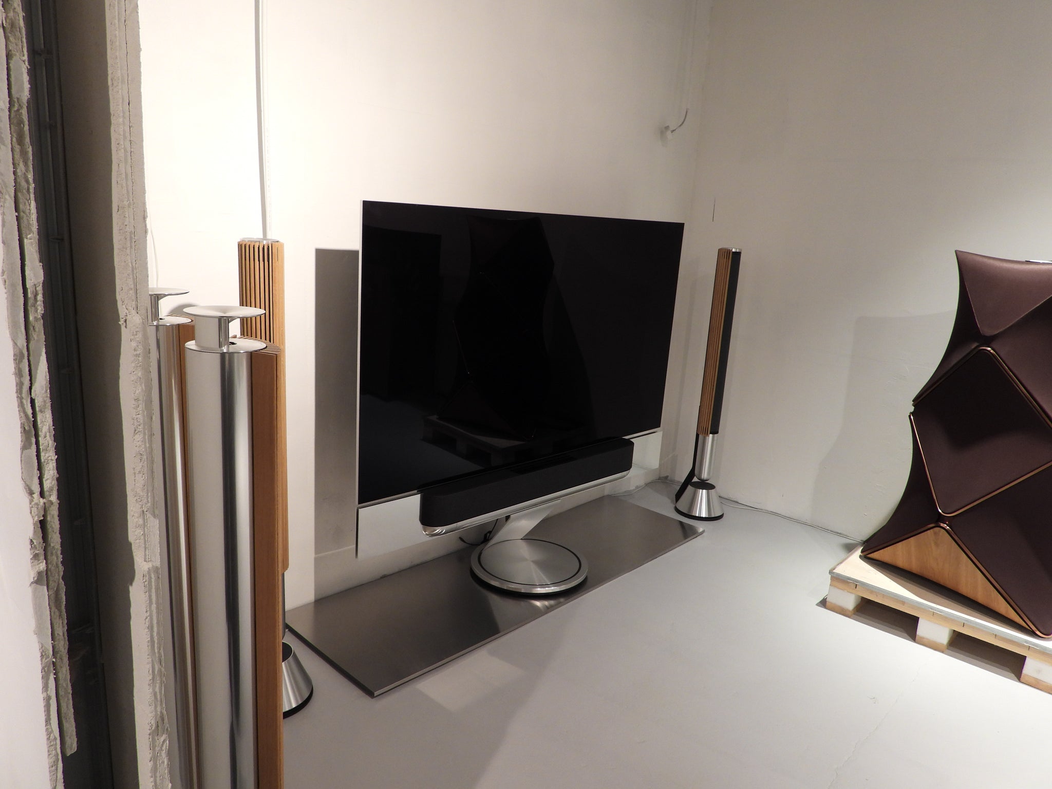 BEOsound Theatre 77”TV