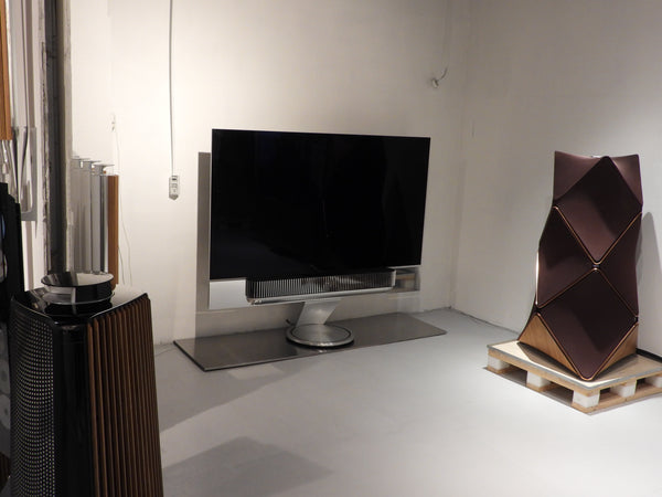 BEOsound Theatre 77”TV med ALUMINUM front cover