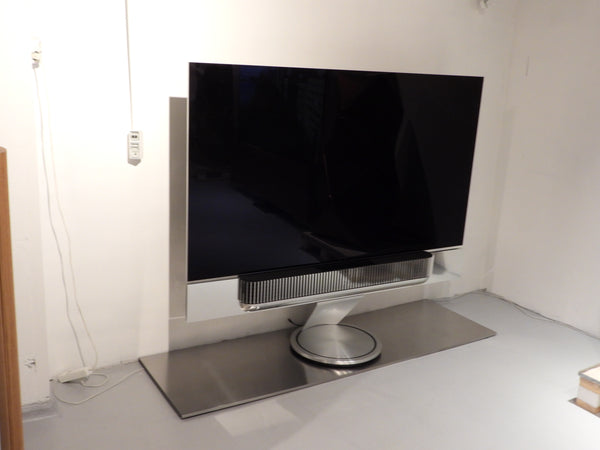 BEOsound Theatre 77”TV med ALUMINUM front cover