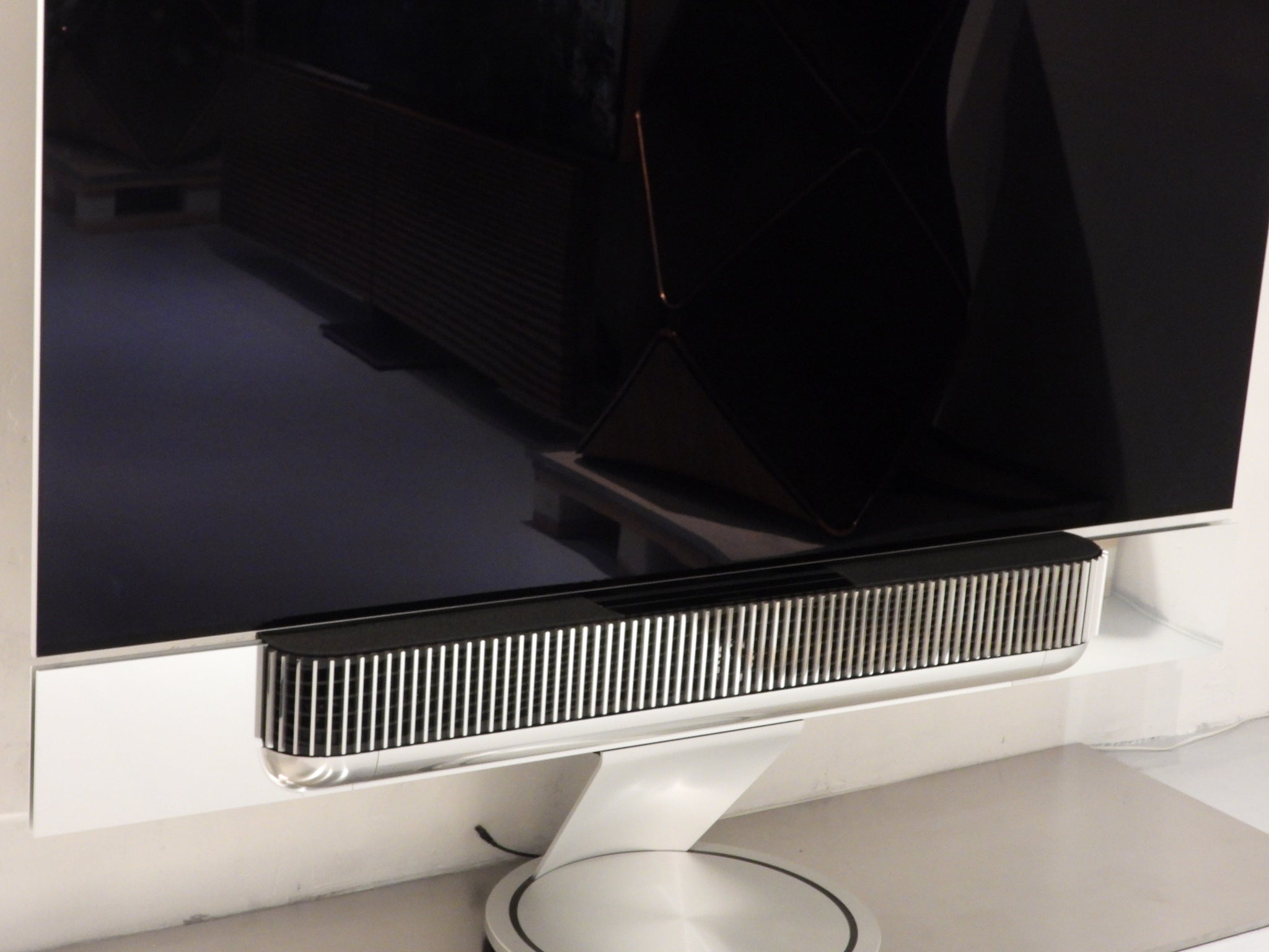 BEOsound Theatre 77”TV med ALUMINUM front cover