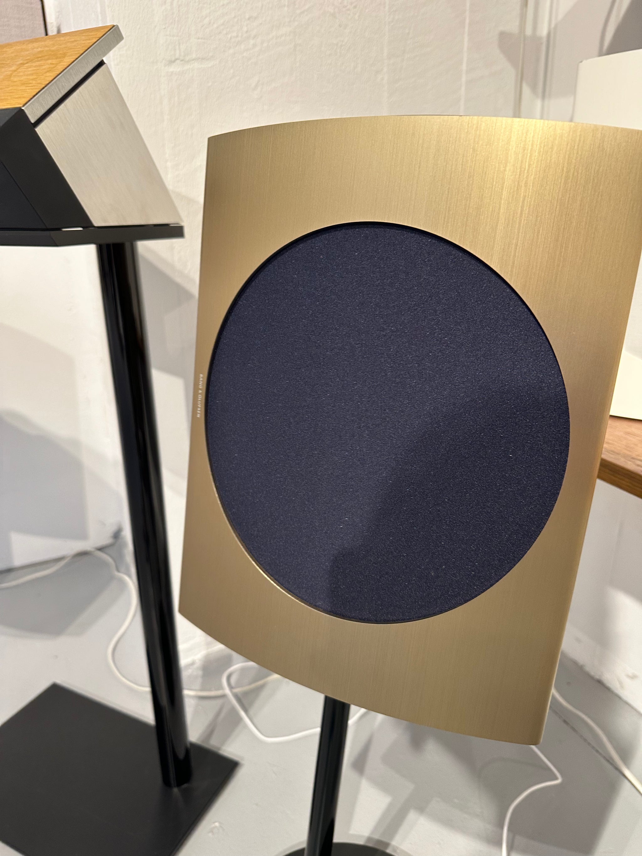 BEOlab 17 Brass – BEOSTÆREN