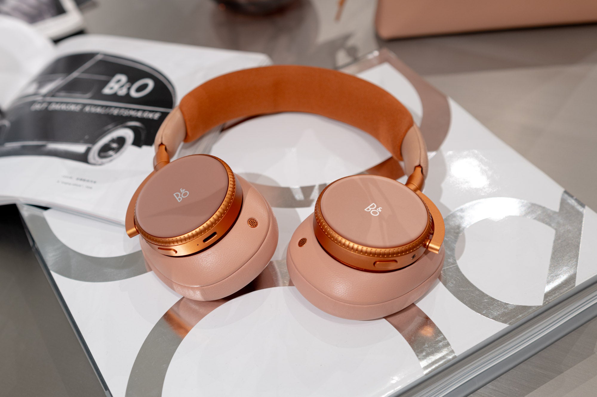 BEOplay H100 Apricot – BEOSTÆREN